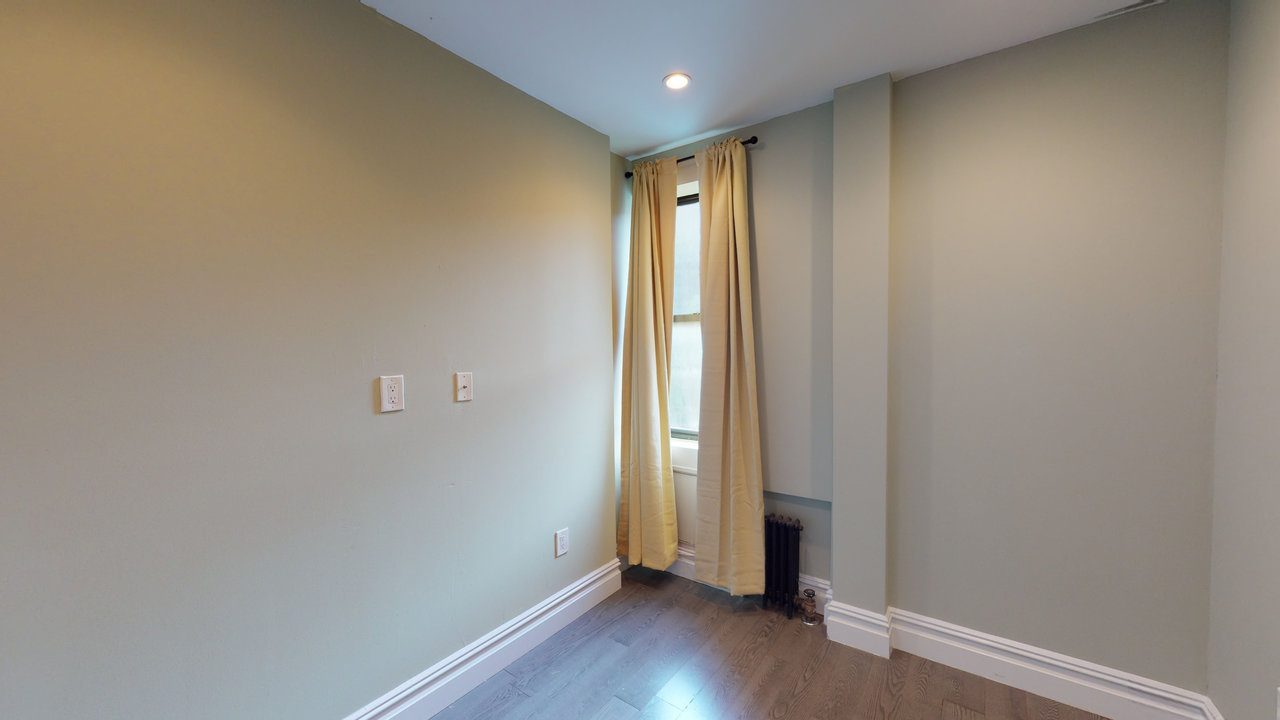 #573: East Village - Queen Bedroom B - 10