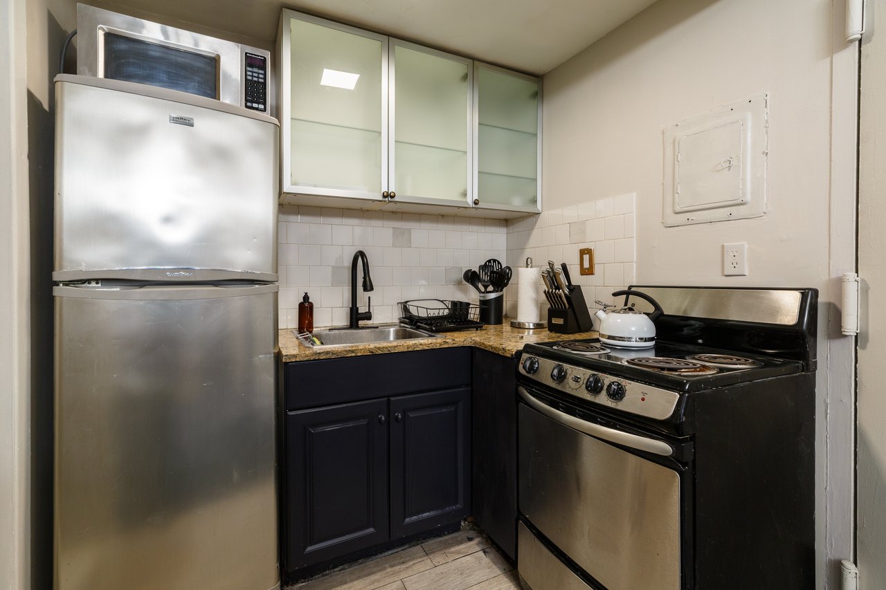  #332: Hell's Kitchen - 1 Bedroom (Full)  -  #332: Hell's Kitchen  - Gallery -  6
