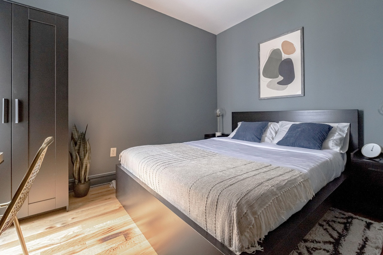 #260: Hamilton Heights - Queen Bedroom B - 1