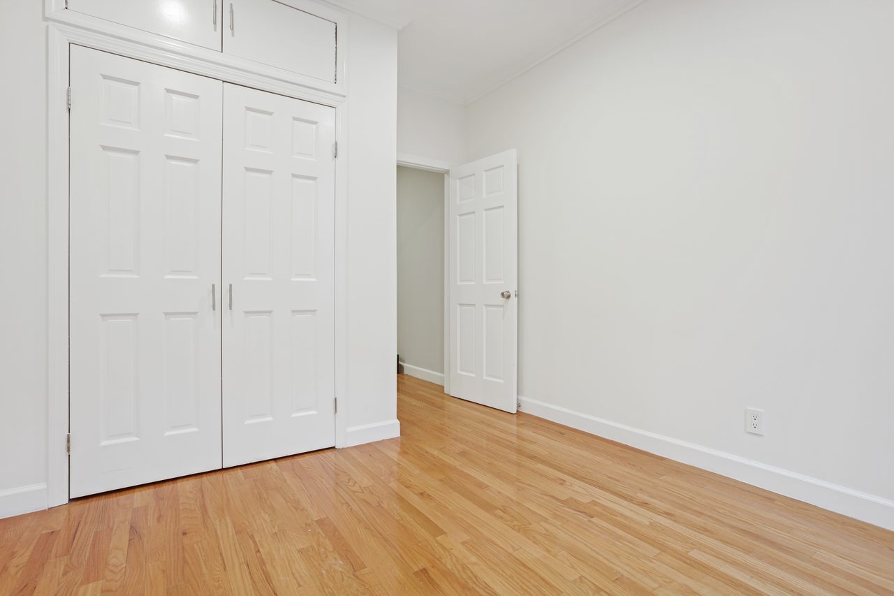 #797: Hamilton Heights - Queen Bedroom C - #797: Hamilton Heights - Gallery - 4