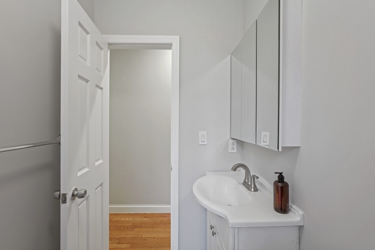  #797: Hamilton Heights - Queen Bedroom C  -  #797: Hamilton Heights  - Gallery -  4