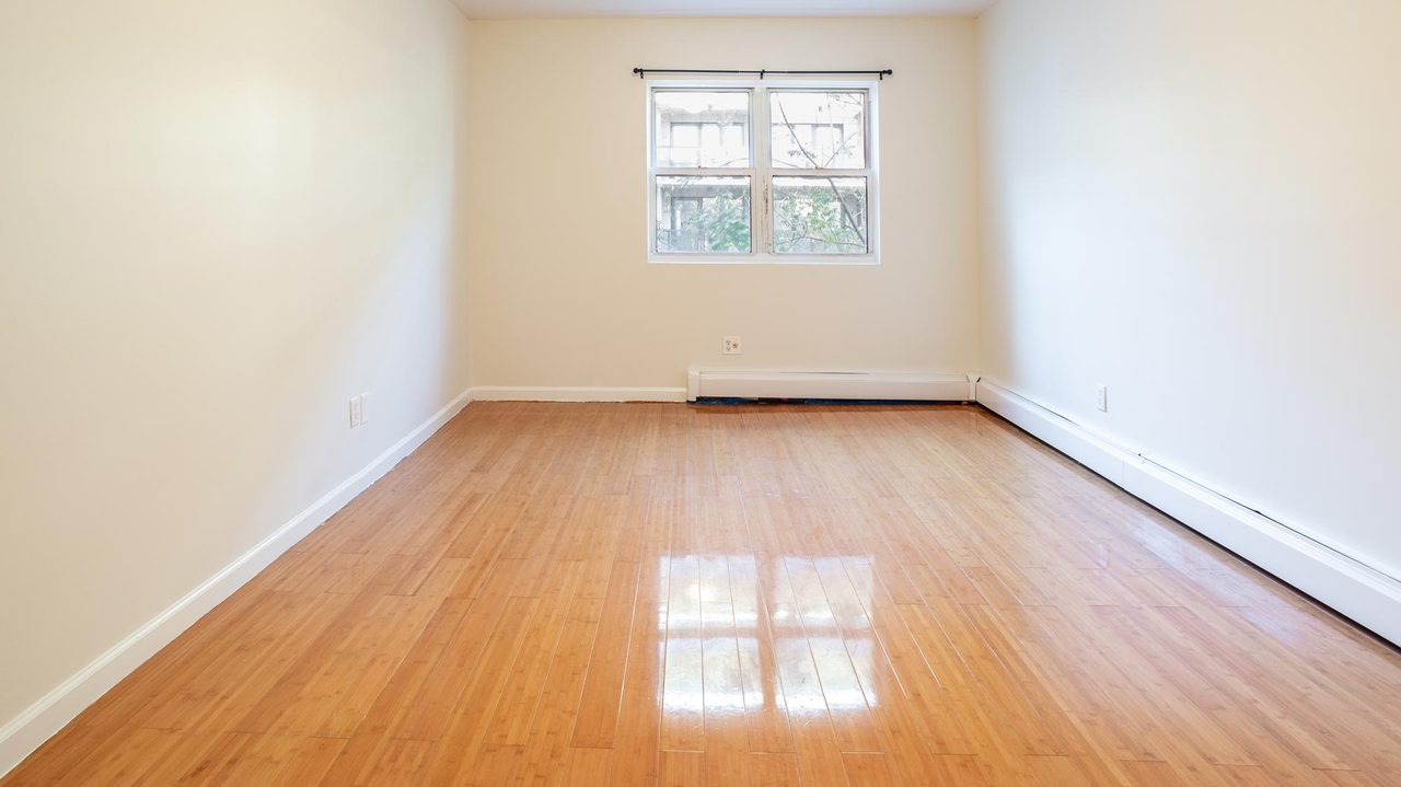  #1647: Flatbush - Queen Bedroom D W/ Private Bathroom  -  #1647: Flatbush  - Gallery -  4