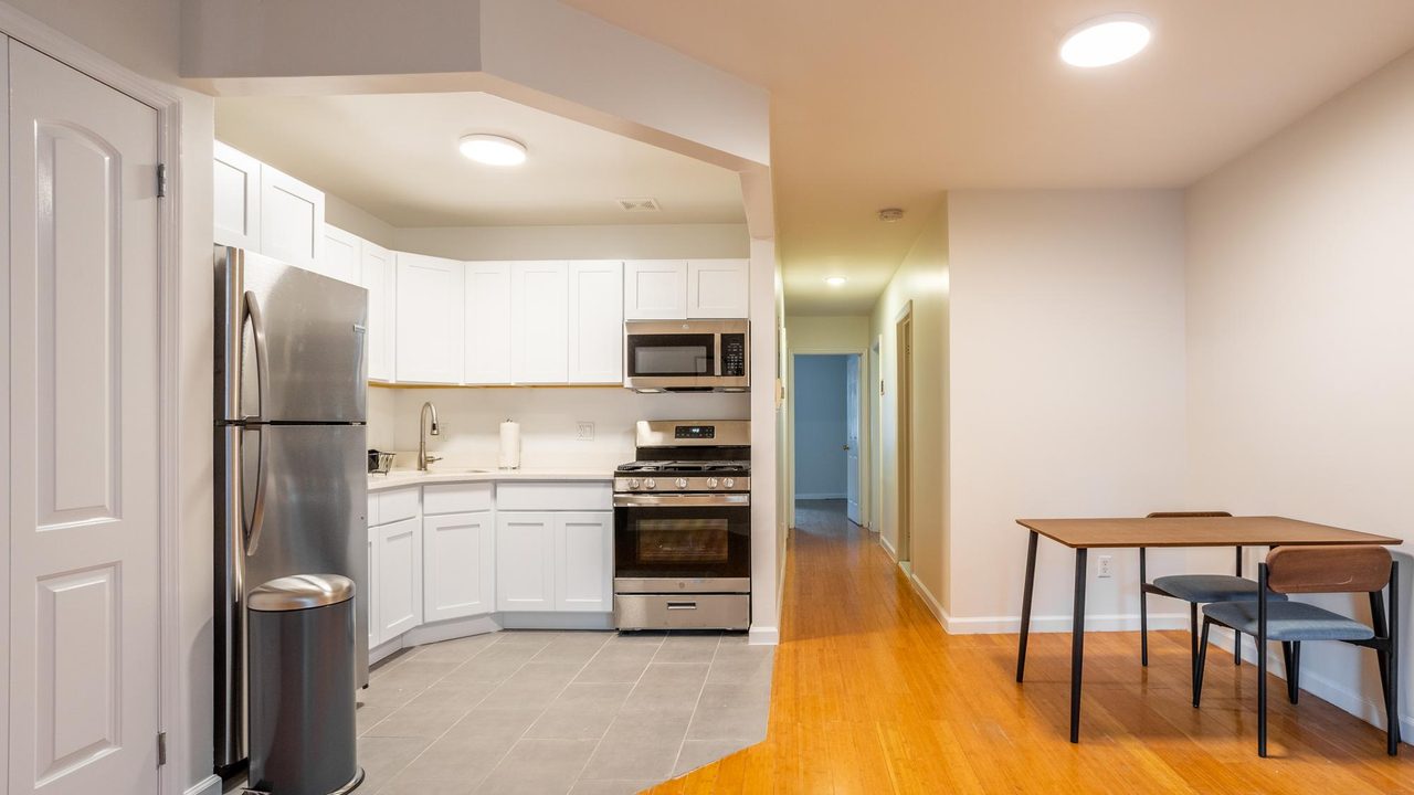  #1647: Flatbush - Queen Bedroom D W/ Private Bathroom  -  #1647: Flatbush  - Gallery -  8