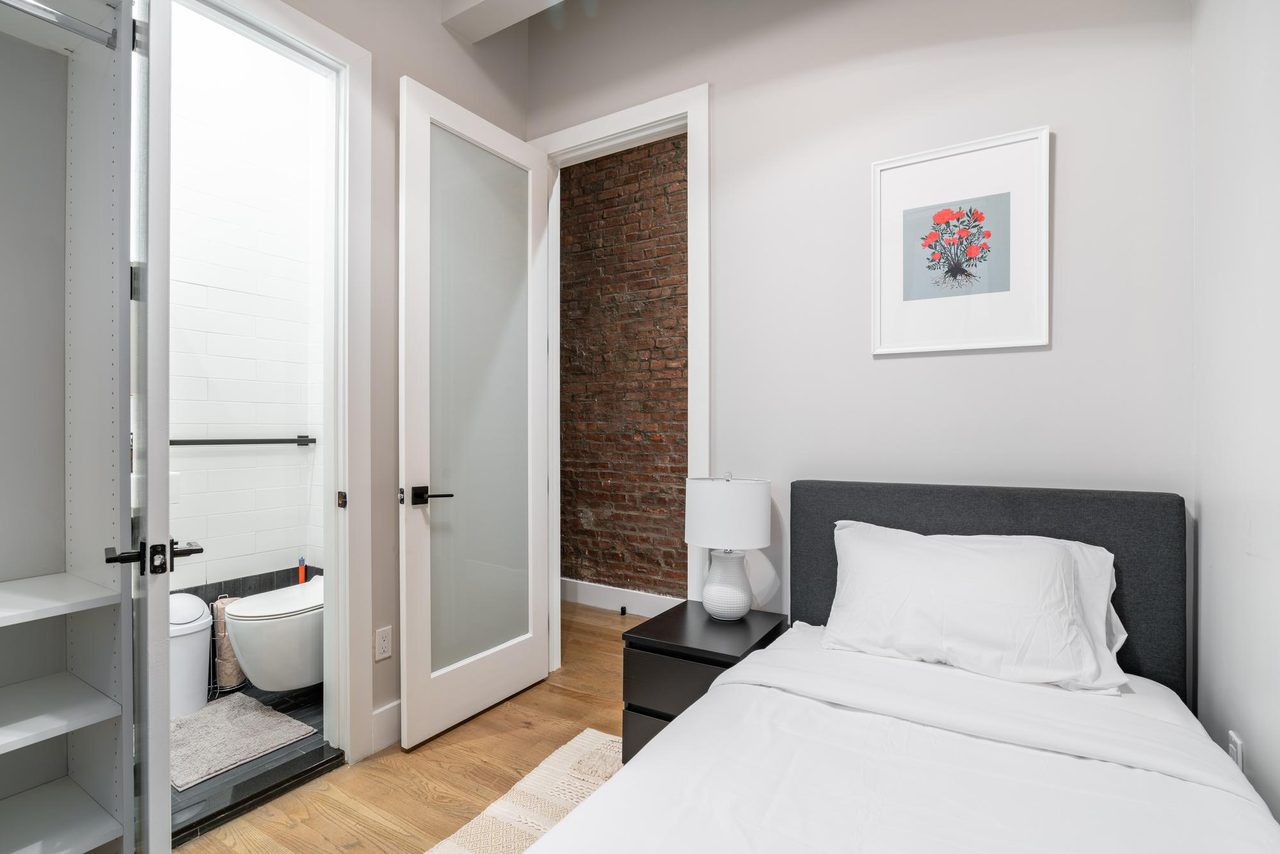#1530: Williamsburg - Twin Bedroom A W/Private Bathroom - 2
