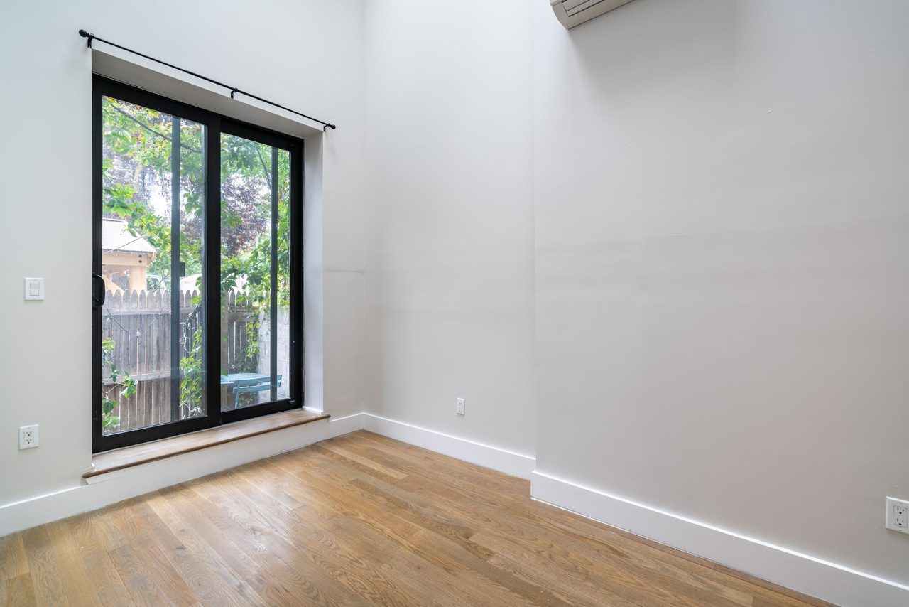 #1530: Williamsburg - Full Bedroom E W/Private Bathroom - 2