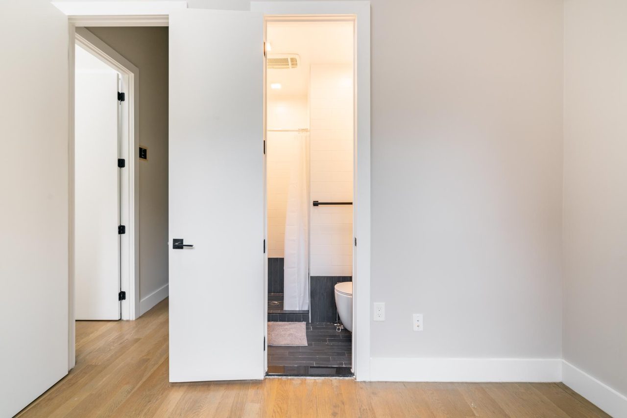 #1530: Williamsburg - Full Bedroom F W/Private Bathroom - 3
