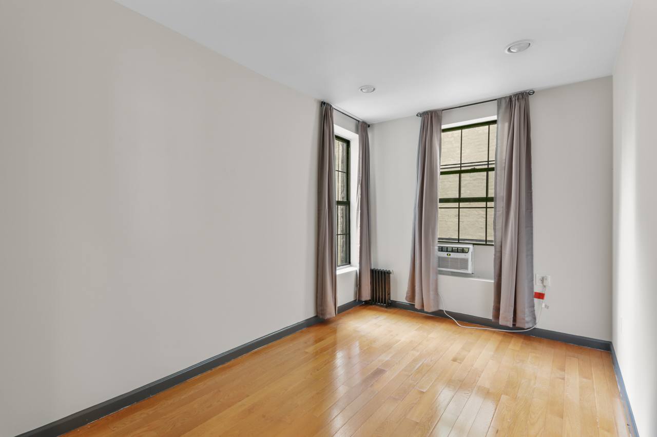  #562: East Village - Queen Bedroom B  -  #562: East Village  - Gallery -  14