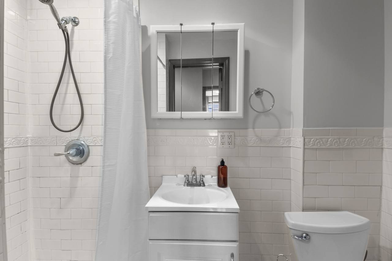  #562: East Village - Queen Bedroom B  -  #562: East Village  - Gallery -  1