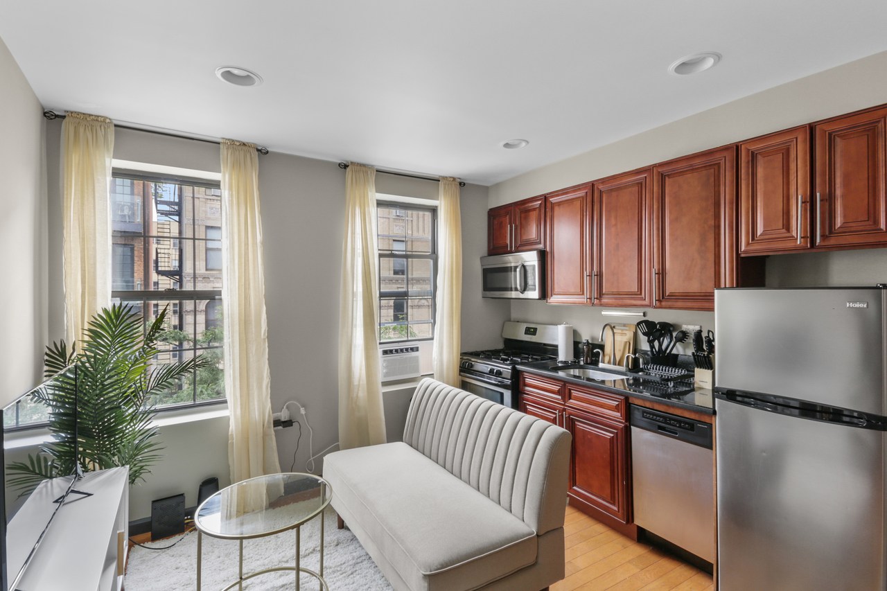  #562: East Village - Queen Bedroom B  -  #562: East Village  - Gallery -  9