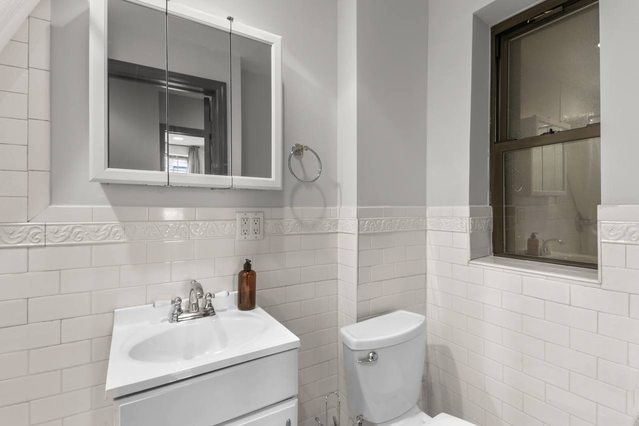  #562: East Village - Queen Bedroom B  -  #562: East Village  - Gallery -  13
