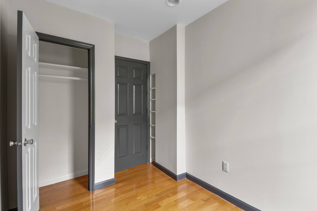  #562: East Village - Queen Bedroom A  -  #562: East Village  - Gallery -  5