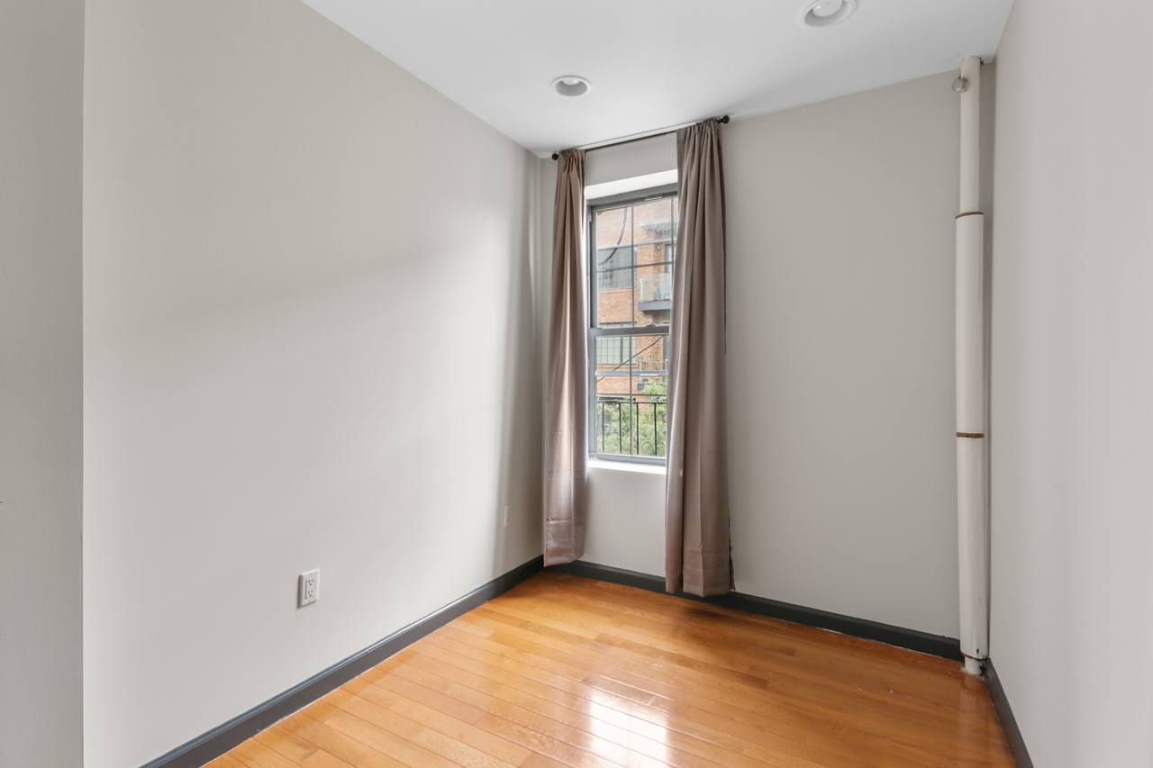  #562: East Village - Queen Bedroom A  -  #562: East Village  - Gallery -  4