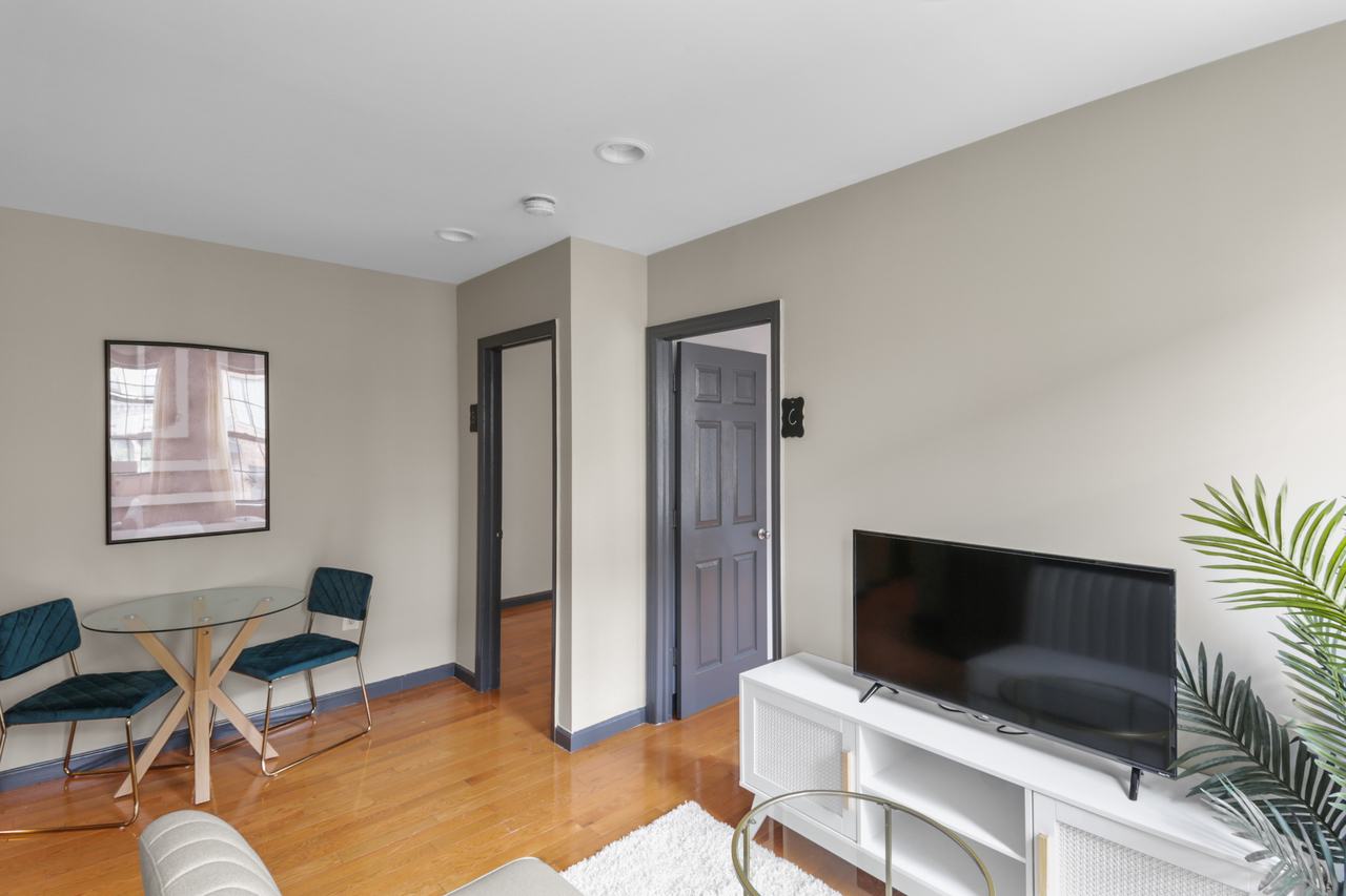  #562: East Village - Queen Bedroom A  -  #562: East Village  - Gallery -  6
