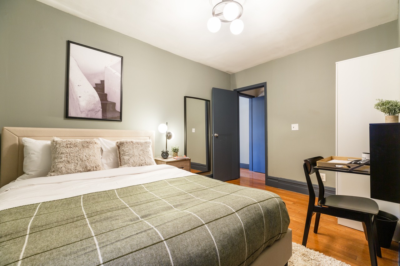  #258: Chelsea - Queen Bedroom C  -  #258: Chelsea  - Gallery -  8