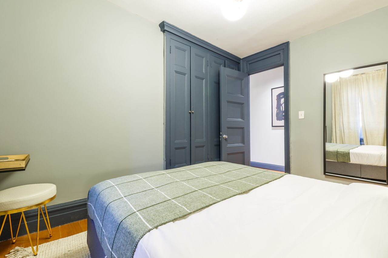 #258: Chelsea - Queen Bedroom B - #258: Chelsea - Gallery - 8