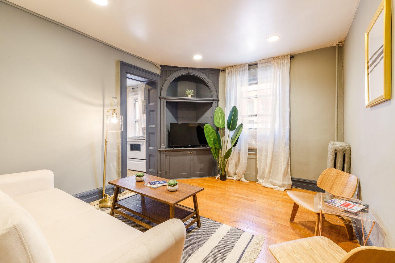 #258: Chelsea - Queen Bedroom D - #258: Chelsea - Gallery - 5