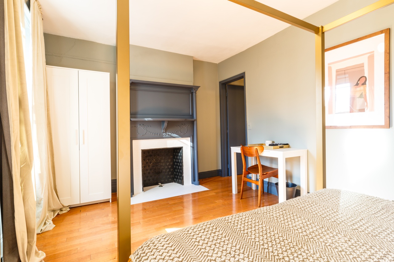 #258: Chelsea - Queen Bedroom D - #258: Chelsea - Gallery - 7