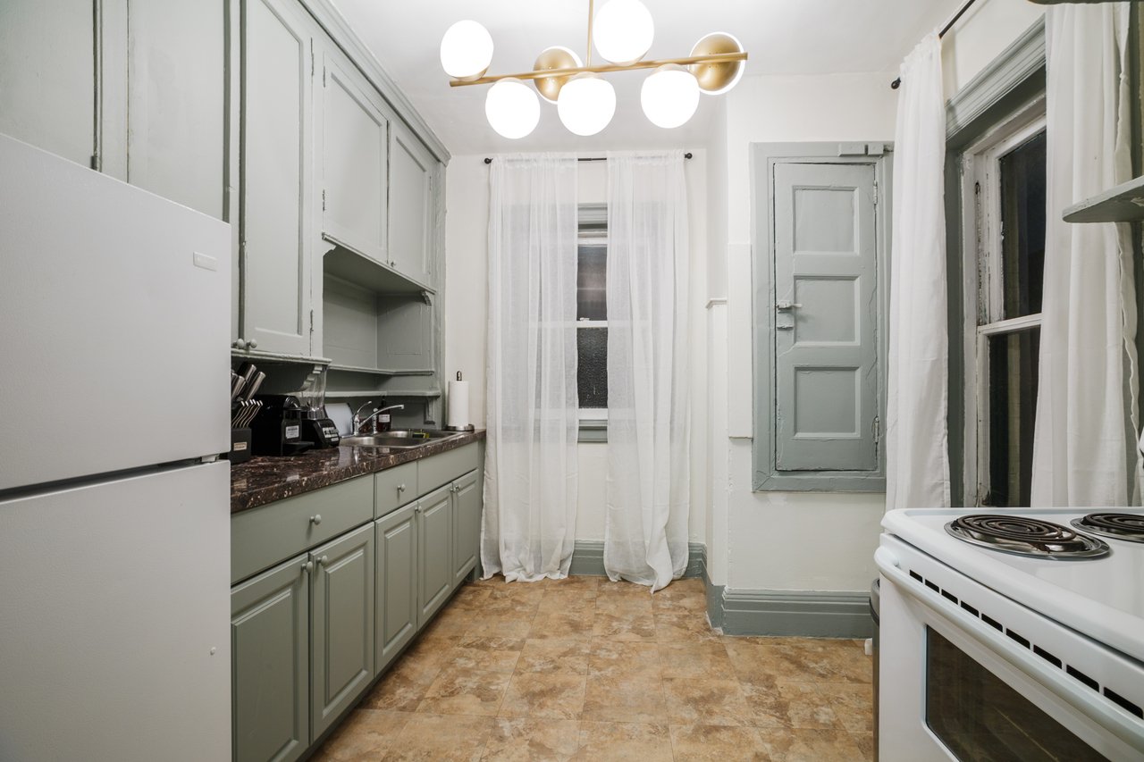  #231: Chelsea - Queen Bedroom C  -  #231: Chelsea  - Gallery -  6