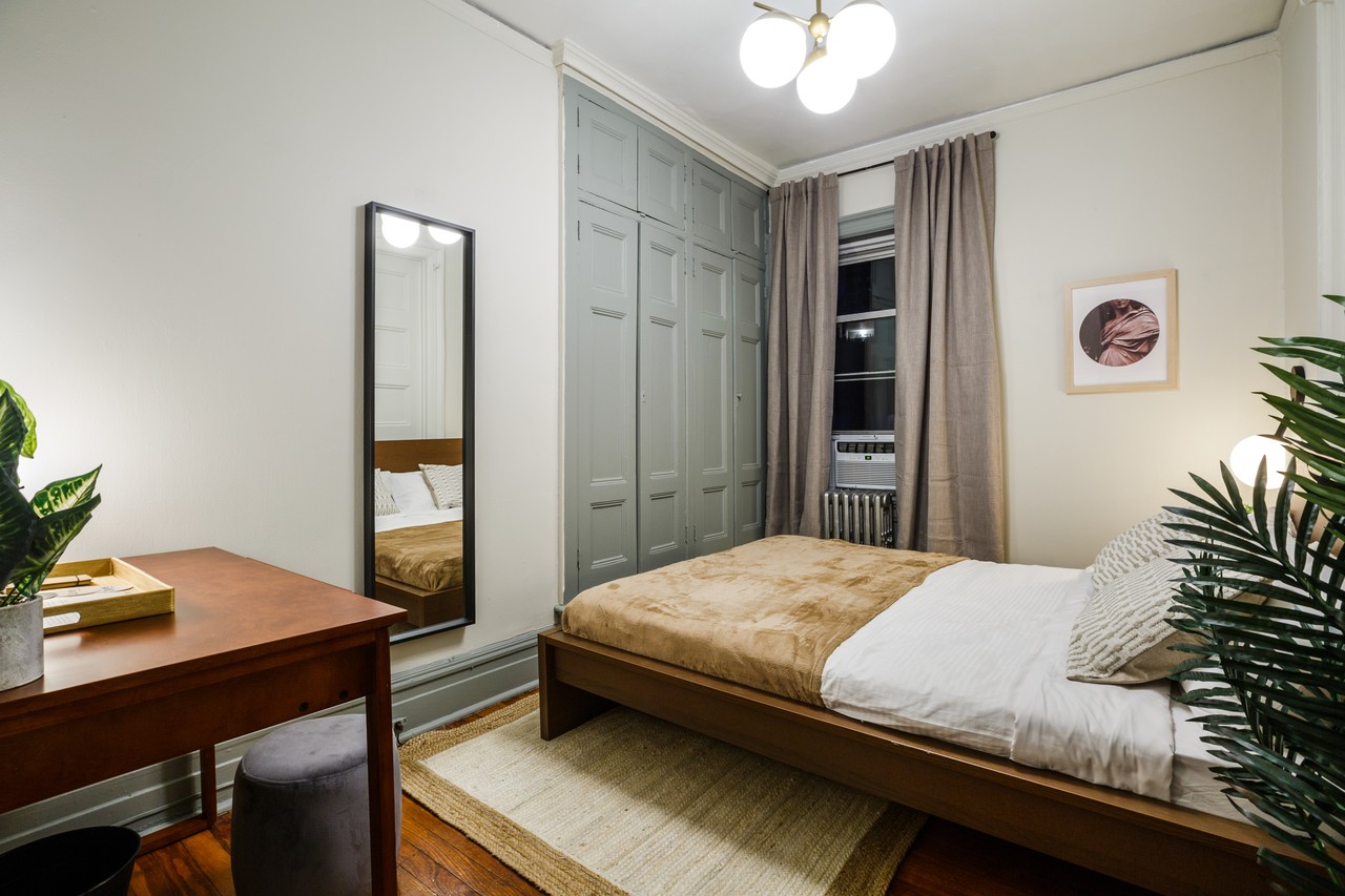  #231: Chelsea - Queen Bedroom C  -  #231: Chelsea  - Gallery -  2