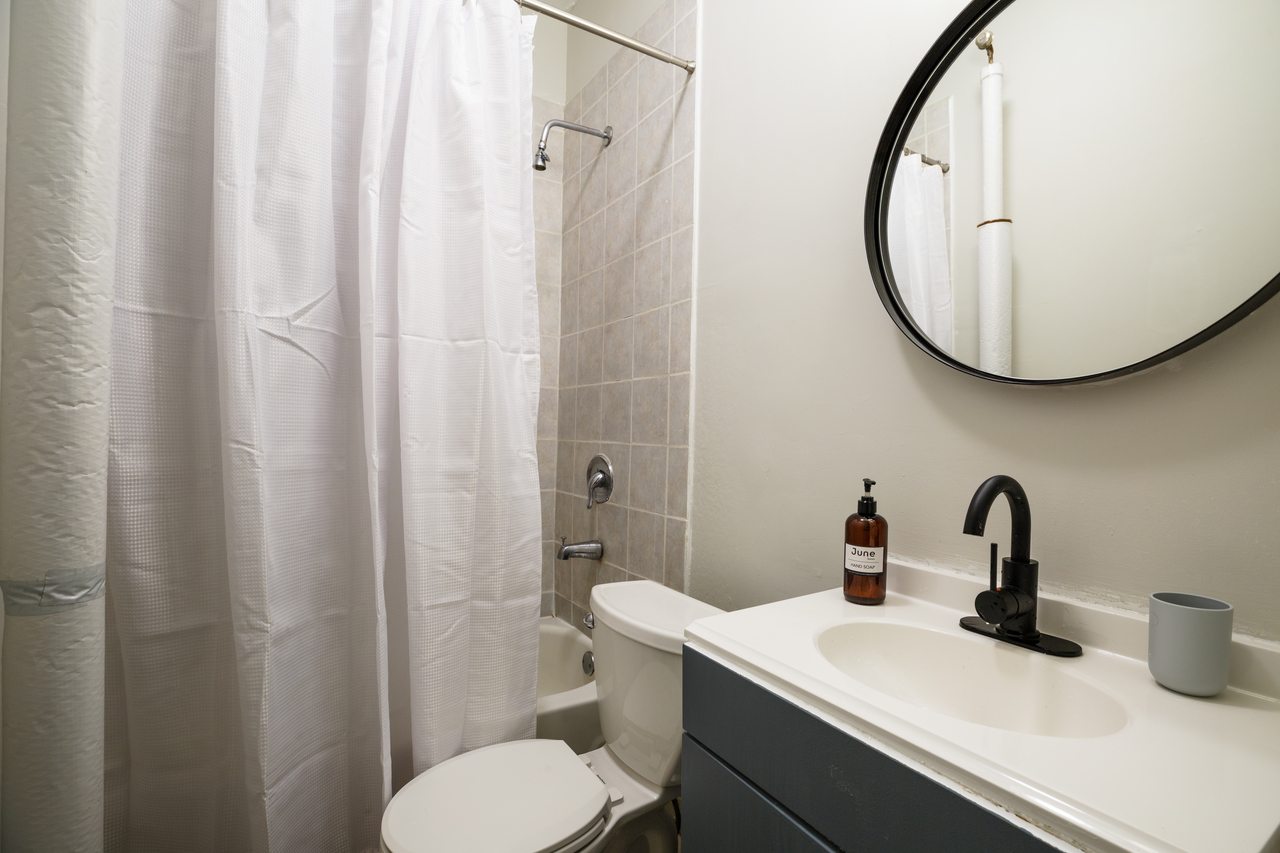  #231: Chelsea - Queen Bedroom B  -  #231: Chelsea  - Gallery -  7