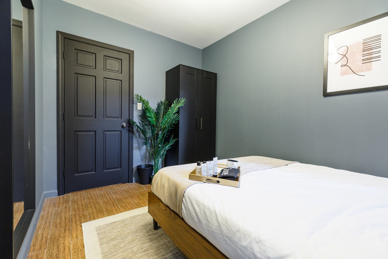  #266: Chinatown - Queen Bedroom B  -  #266: Chinatown  - Gallery -  8