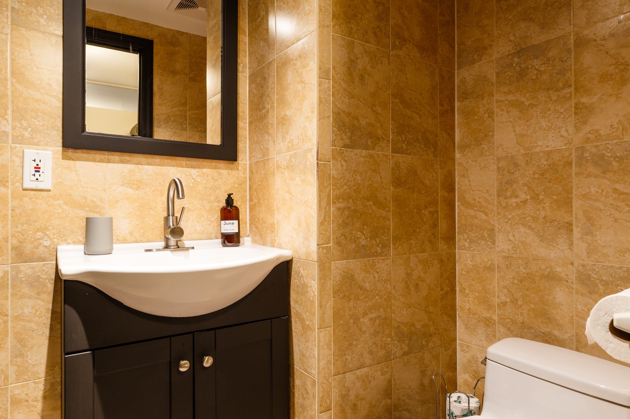  #266: Chinatown - Queen Bedroom B  -  #266: Chinatown  - Gallery -  4