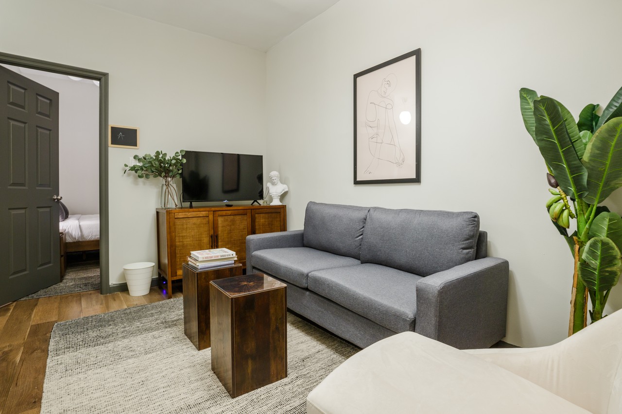 #210: Hell's Kitchen - Full Bedroom A - 7