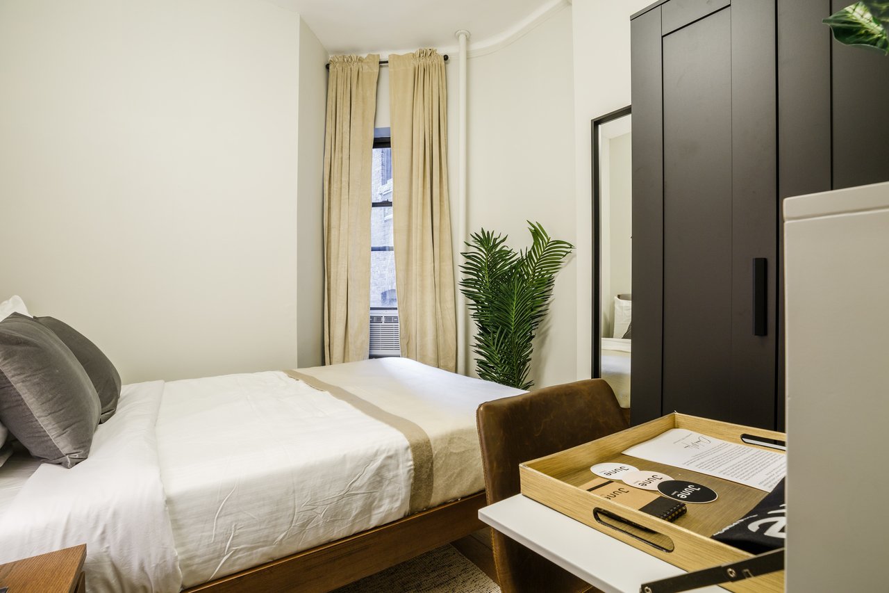 #210: Hell's Kitchen - Full Bedroom A - 1