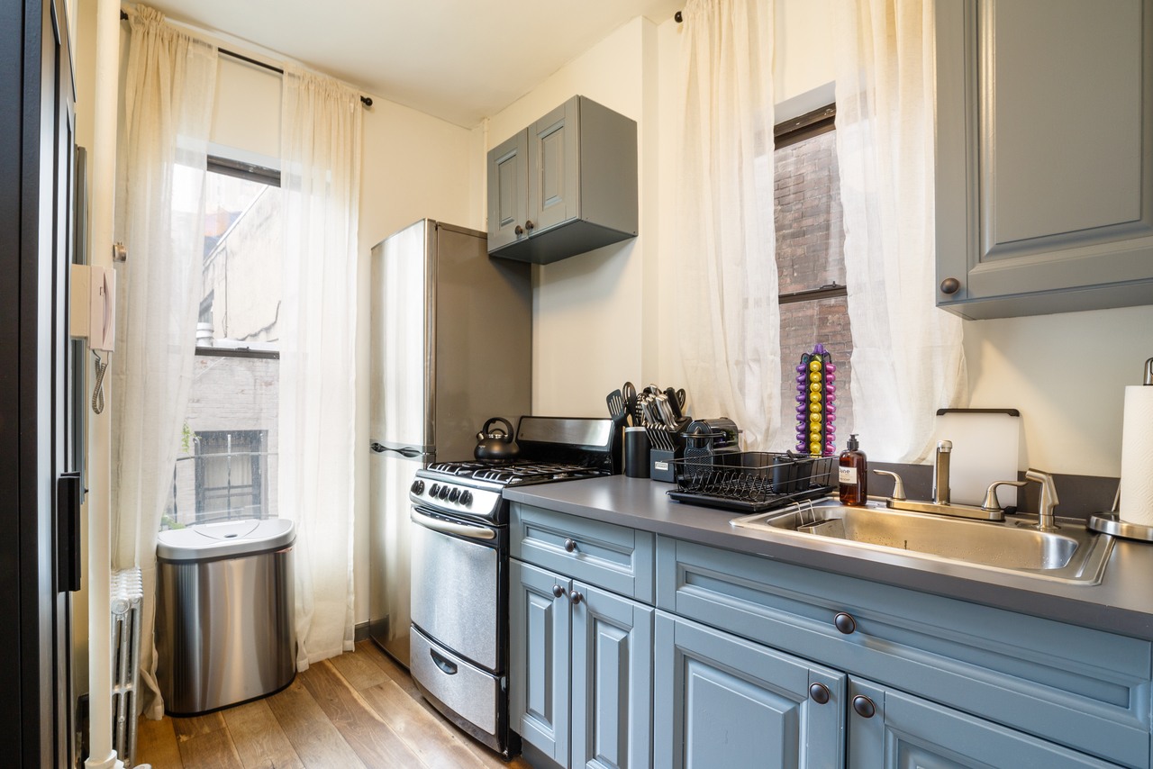 #210: Hell's Kitchen - Full Bedroom A - 5