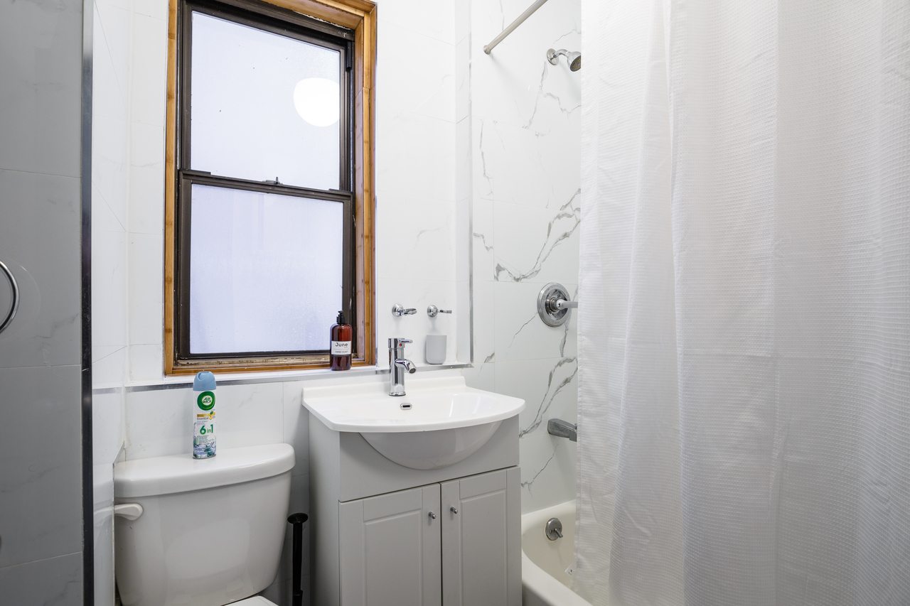 #210: Hell's Kitchen - Queen Bedroom C - 3