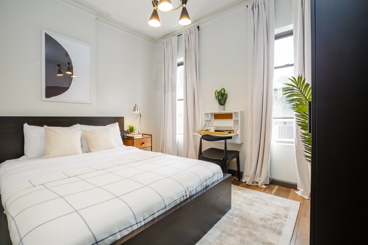 #210: Hell's Kitchen - Queen Bedroom C - 8