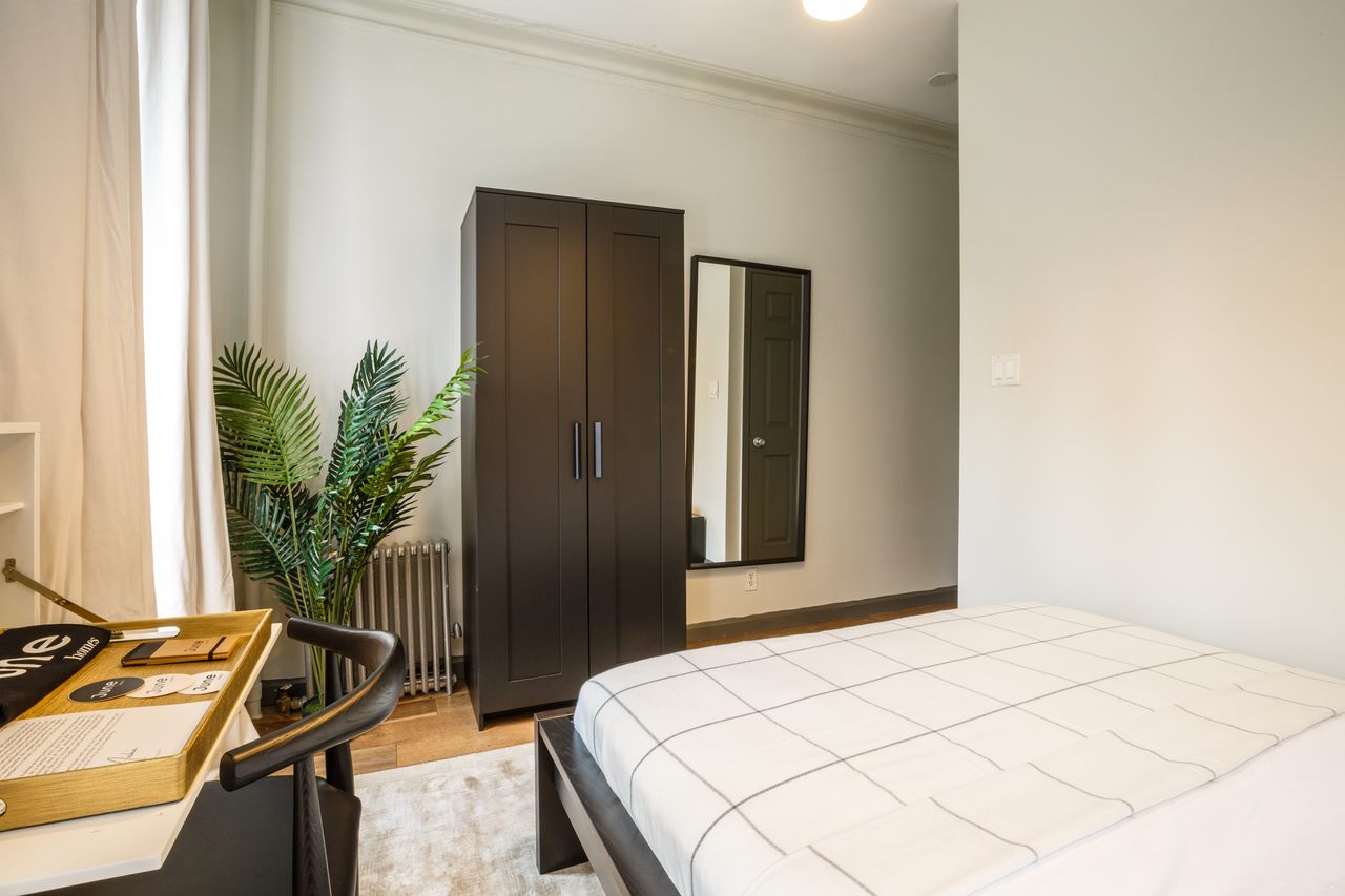 #210: Hell's Kitchen - Queen Bedroom C - #210: Hell's Kitchen - Gallery - 7