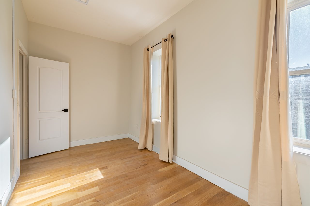 #1090: Central Harlem - Full Bedroom A - 5