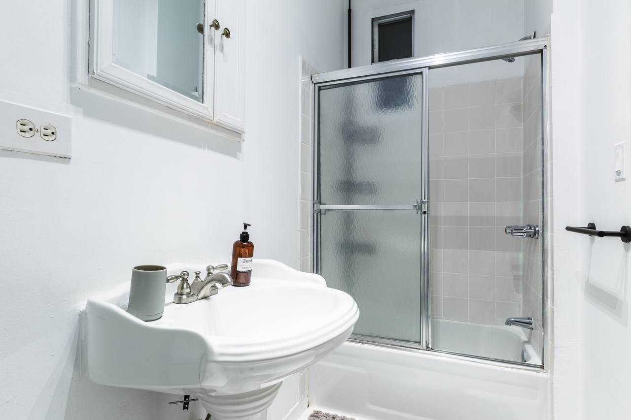 #290: Hell's Kitchen - Twin Bedroom A W/Private Bathroom - #290: Hell's Kitchen - Gallery - 7