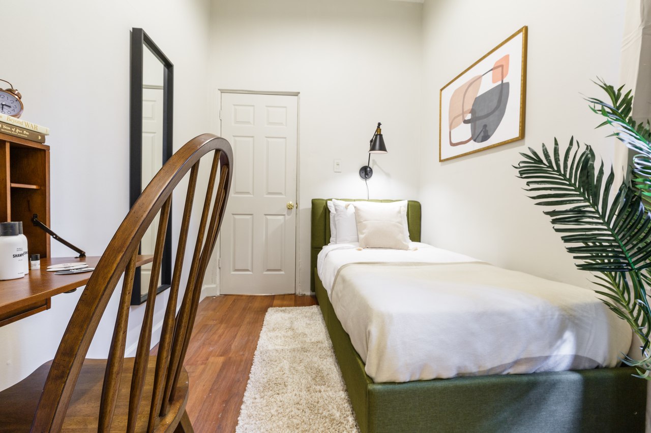  #290: Hell's Kitchen - Twin Bedroom A W/Private Bathroom  -  #290: Hell's Kitchen  - Gallery -  1