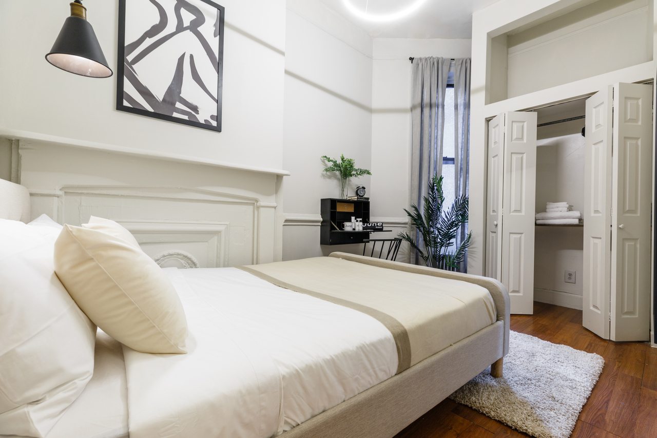 #290: Hell's Kitchen - Queen Bedroom B - #290: Hell's Kitchen - Gallery - 1