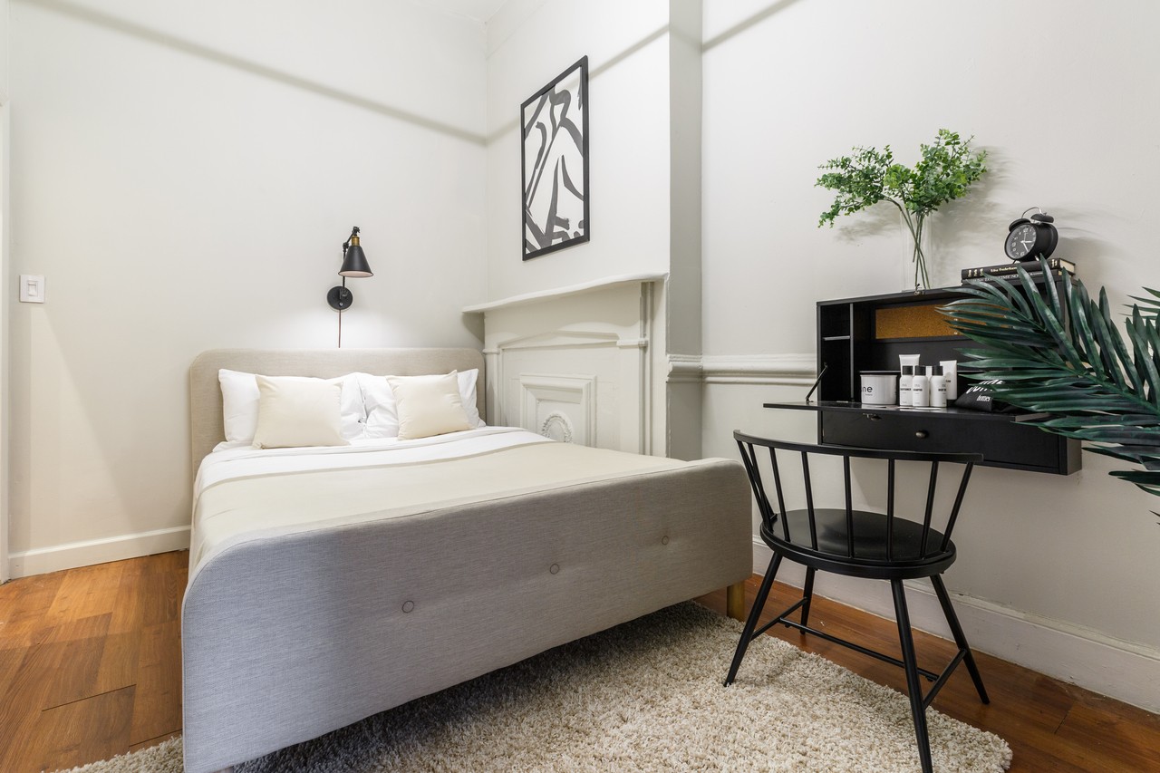 #290: Hell's Kitchen - Queen Bedroom B - #290: Hell's Kitchen - Gallery - 2