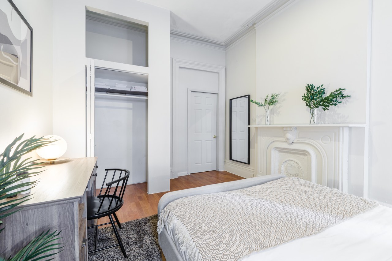 #290: Hell's Kitchen - Queen Bedroom C - #290: Hell's Kitchen - Gallery - 1