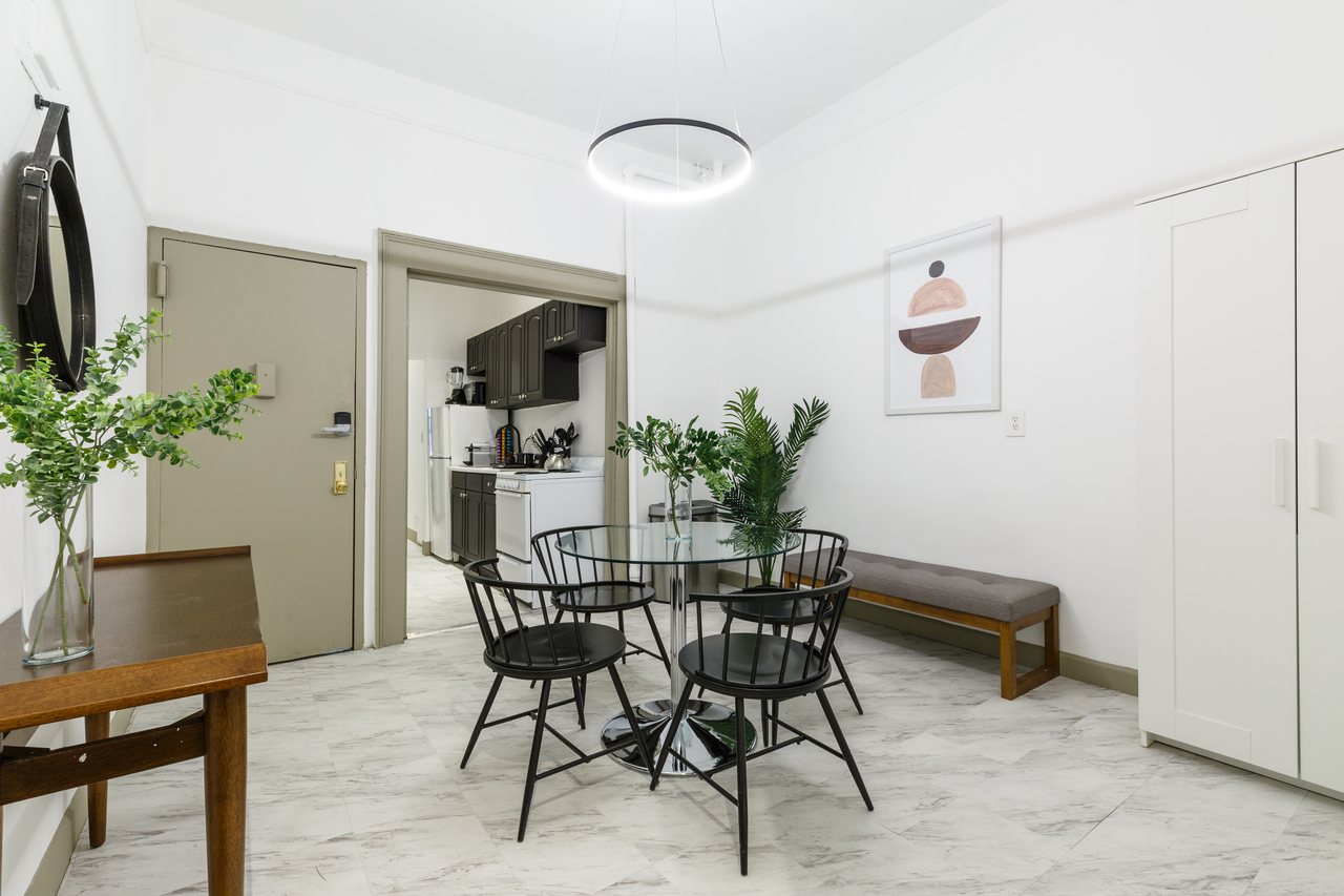  #290: Hell's Kitchen - Queen Bedroom C  -  #290: Hell's Kitchen  - Gallery -  5