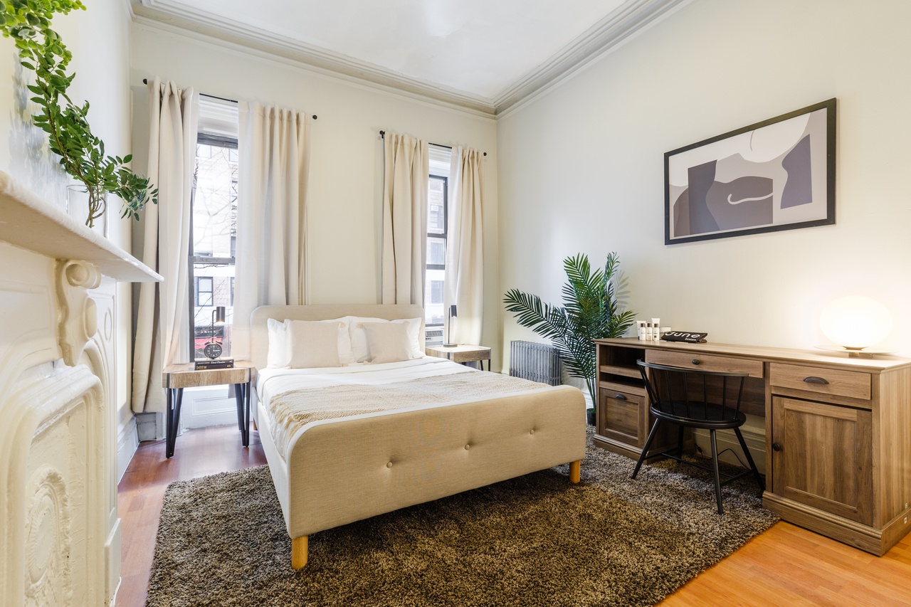 #290: Hell's Kitchen - Queen Bedroom C - #290: Hell's Kitchen - Gallery - 11