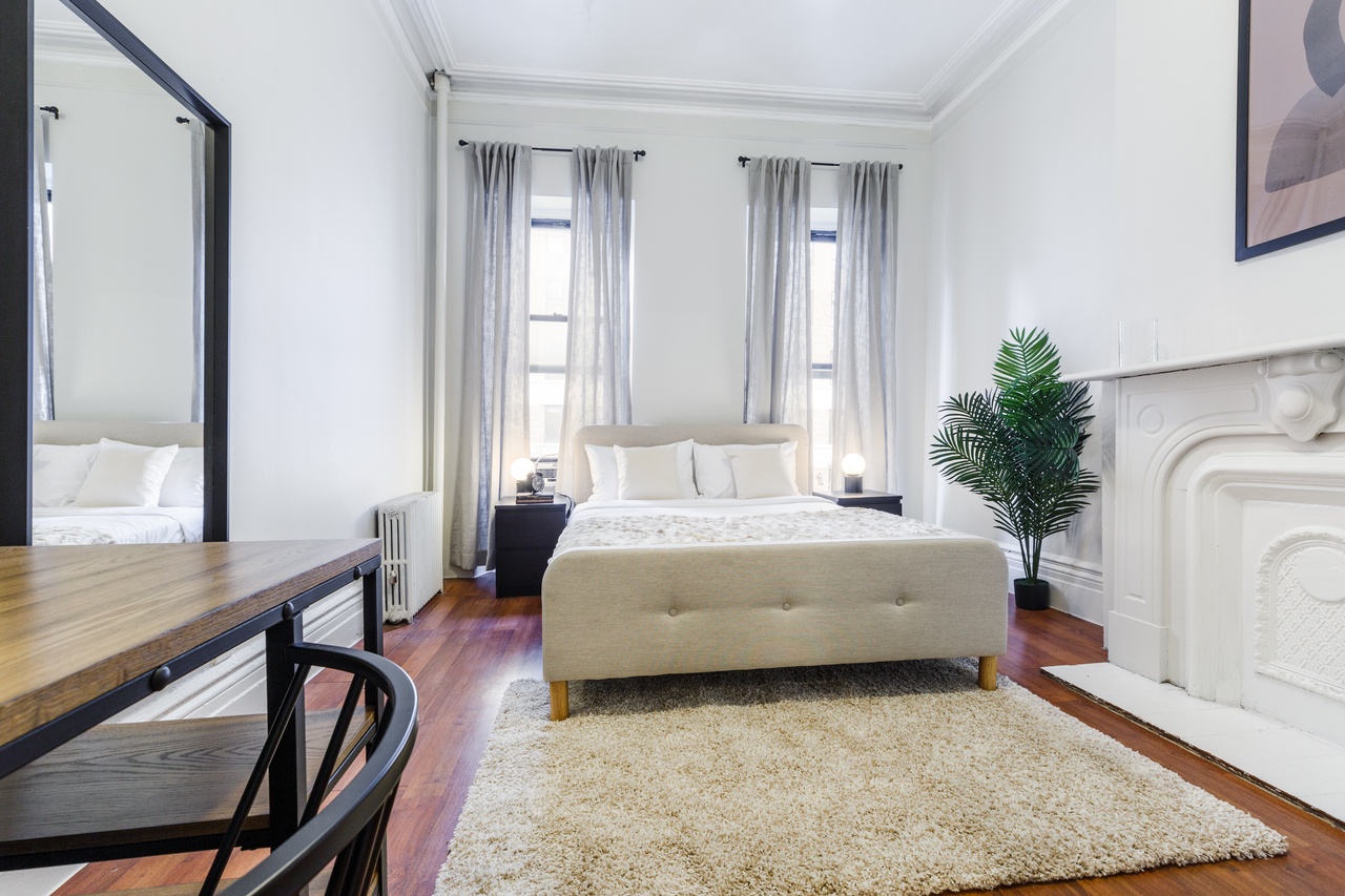 #290: Hell's Kitchen - Queen Bedroom D - #290: Hell's Kitchen - Gallery - 1
