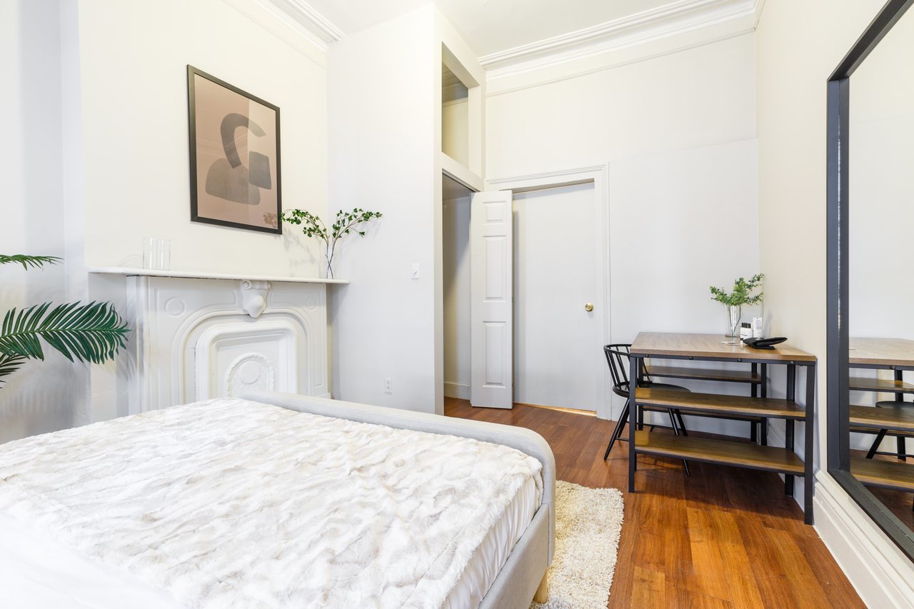 #290: Hell's Kitchen - Queen Bedroom D - #290: Hell's Kitchen - Gallery - 2