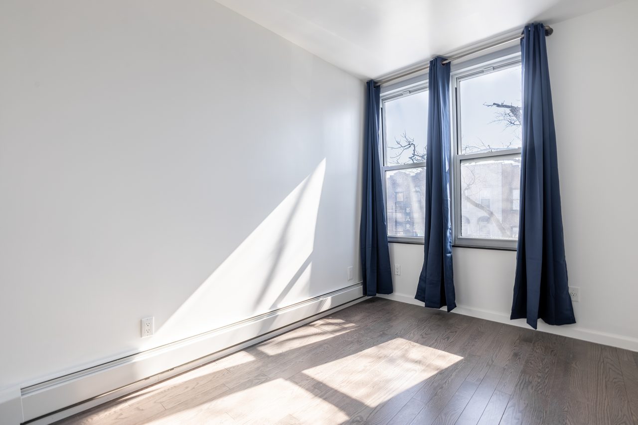 #978: Astoria - Queen Bedroom C - #978: Astoria - Gallery - 1