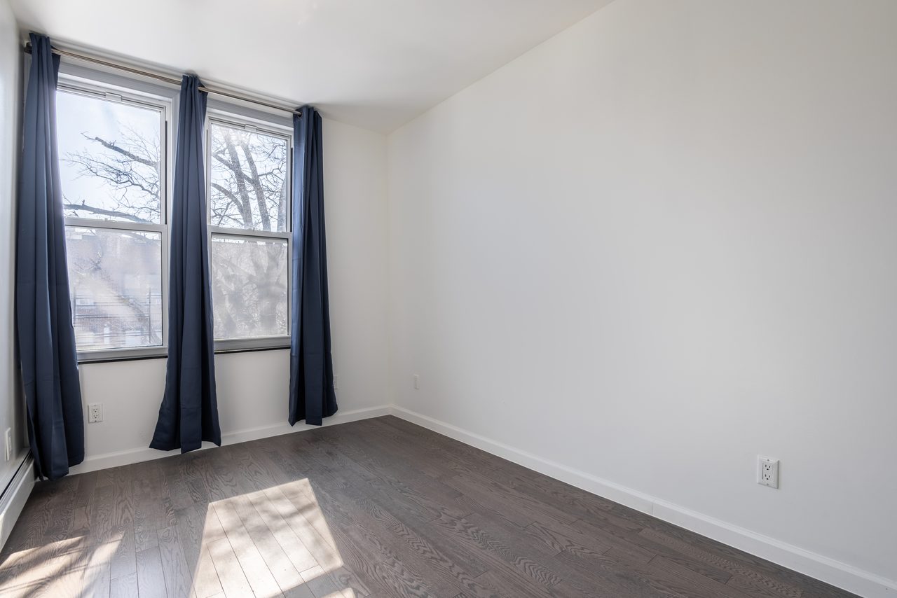 #978: Astoria - Queen Bedroom C - #978: Astoria - Gallery - 2