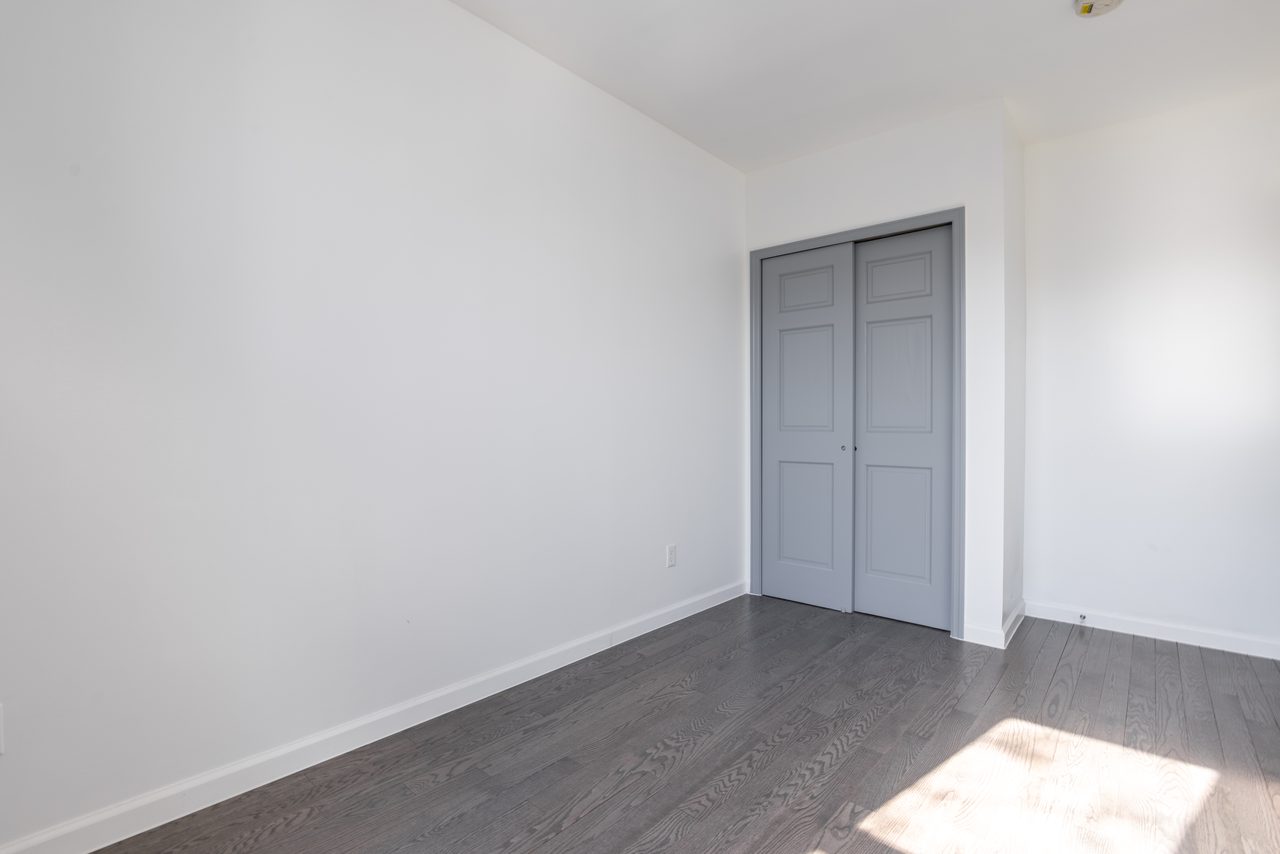 #978: Astoria - Queen Bedroom C - #978: Astoria - Gallery - 3