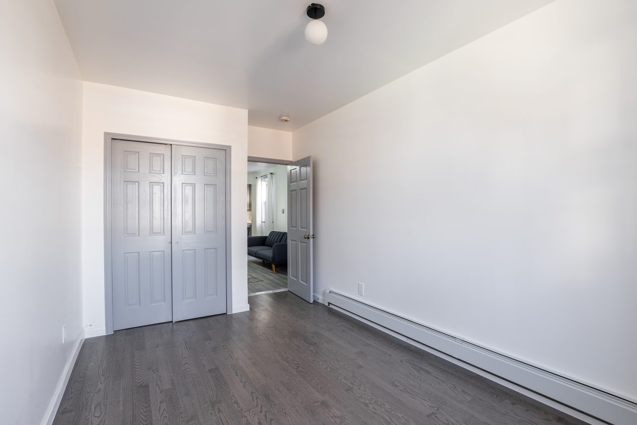 #978: Astoria - Queen Bedroom A - #978: Astoria - Gallery - 5