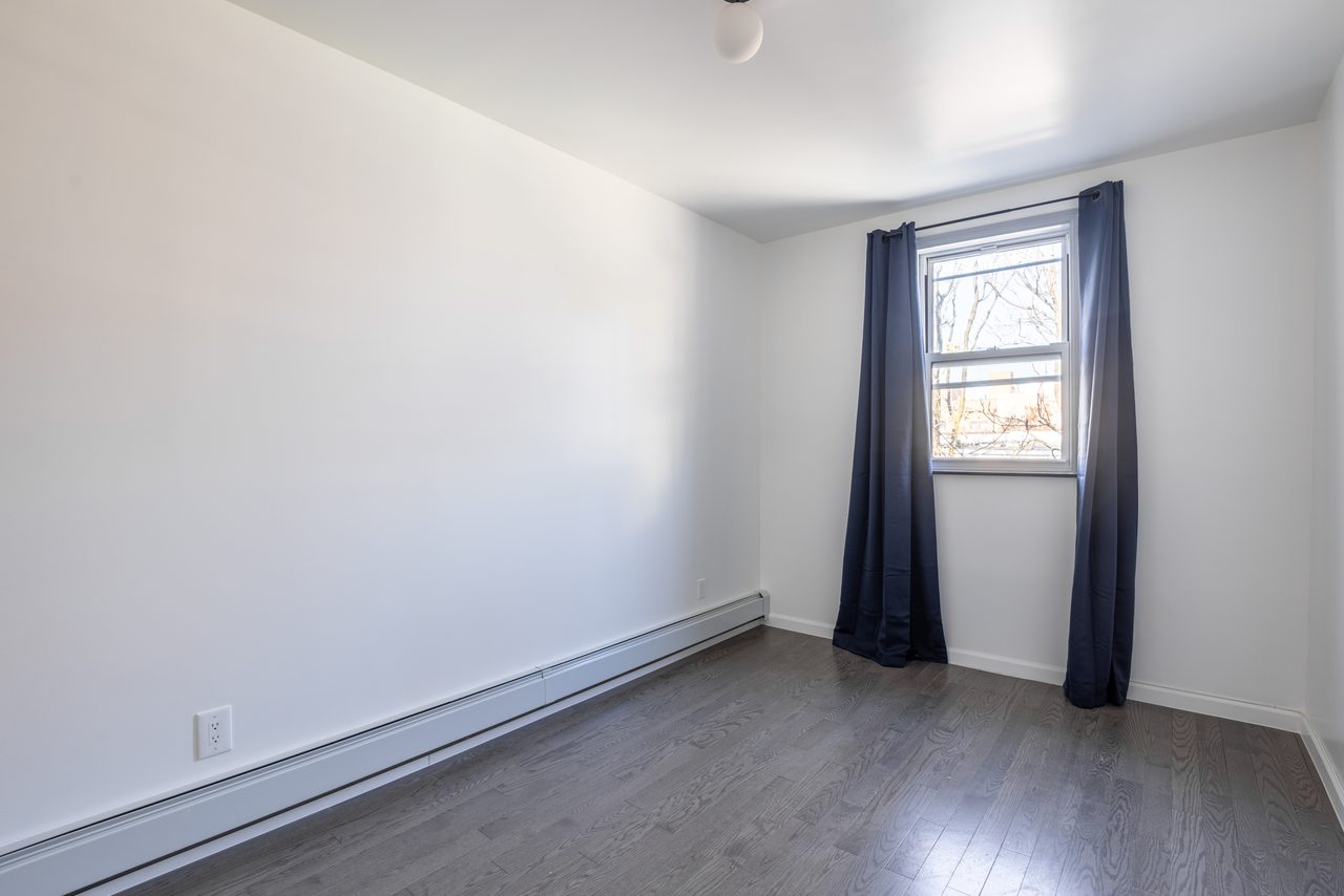 #978: Astoria - Queen Bedroom A - #978: Astoria - Gallery - 3