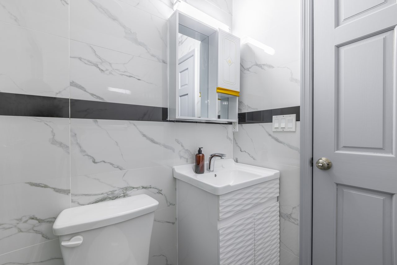 #978: Astoria - Queen Bedroom A - #978: Astoria - Gallery - 13