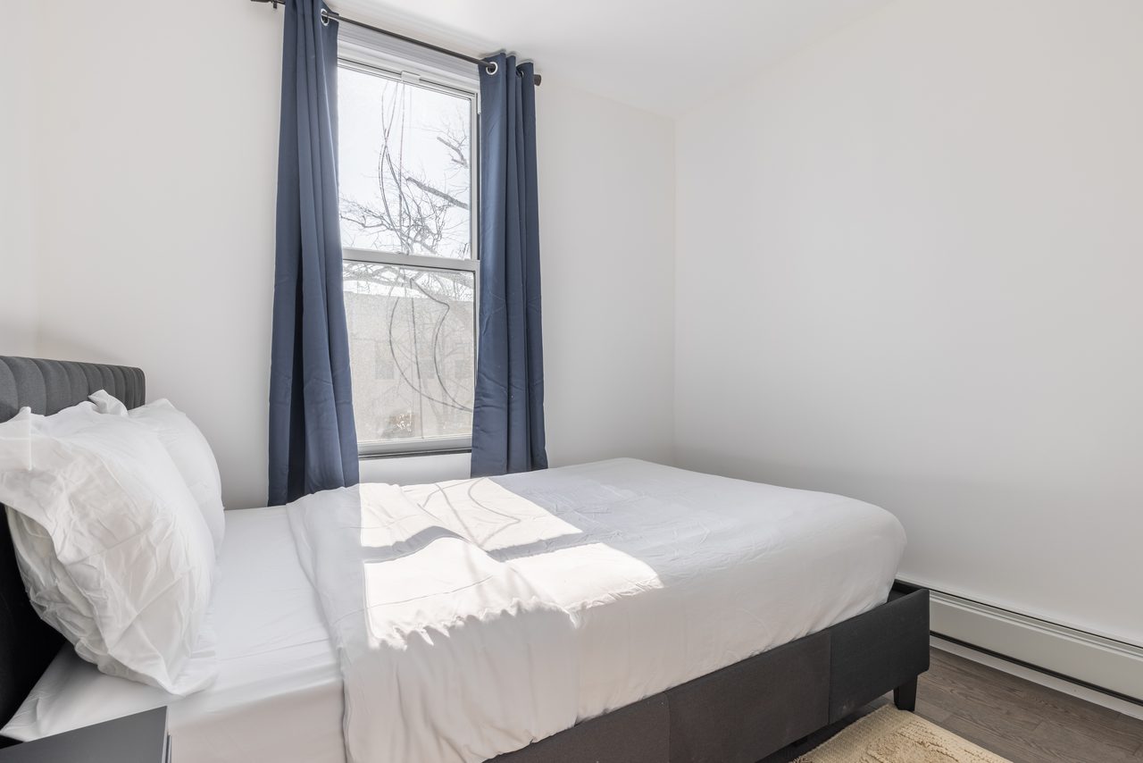  #978: Astoria - Queen Bedroom D  -  #978: Astoria  - Gallery -  3