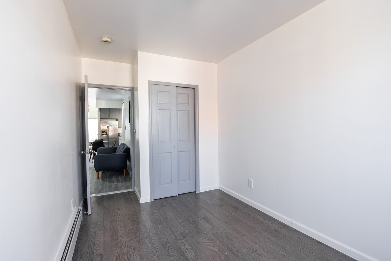  #978: Astoria - Queen Bedroom B  -  #978: Astoria  - Gallery -  3